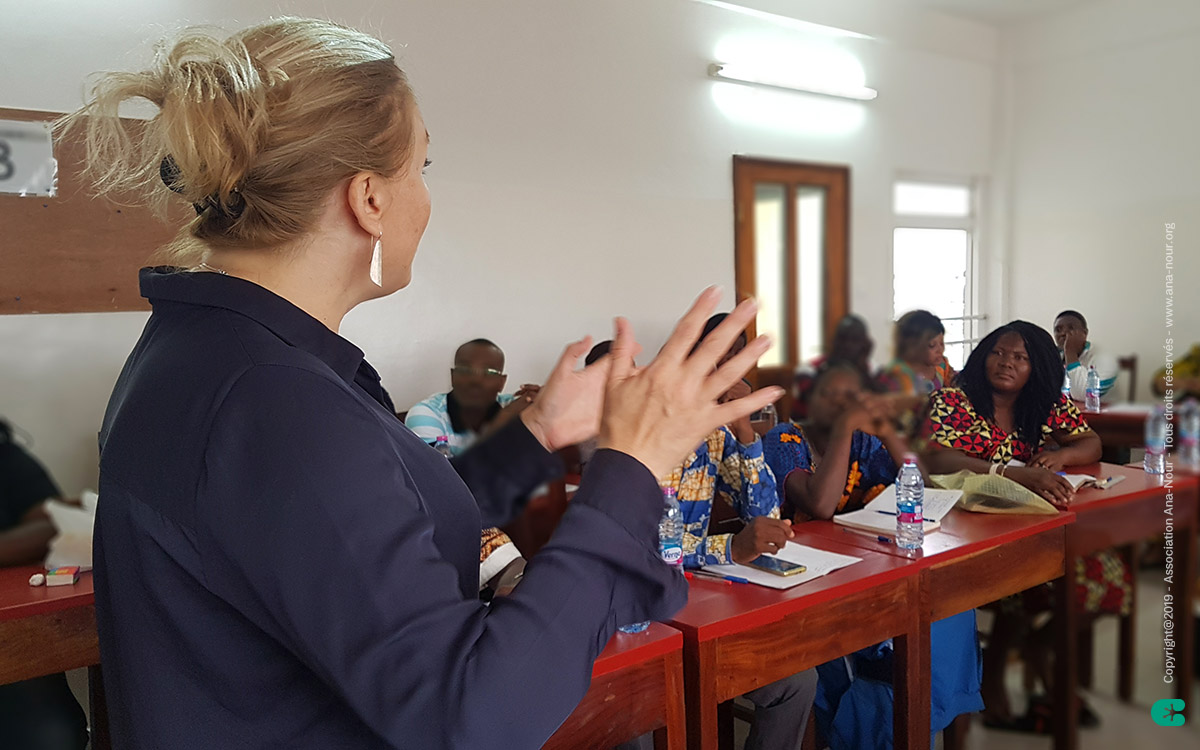 Ana-Nour-formation-Jour1-Aout2019-4 Stéphanie, présidente de l'association Ana-Nour en plein échange avec les enseignants togolais qui ont décidé de s'inscrire dans cette démarche pédagogique.