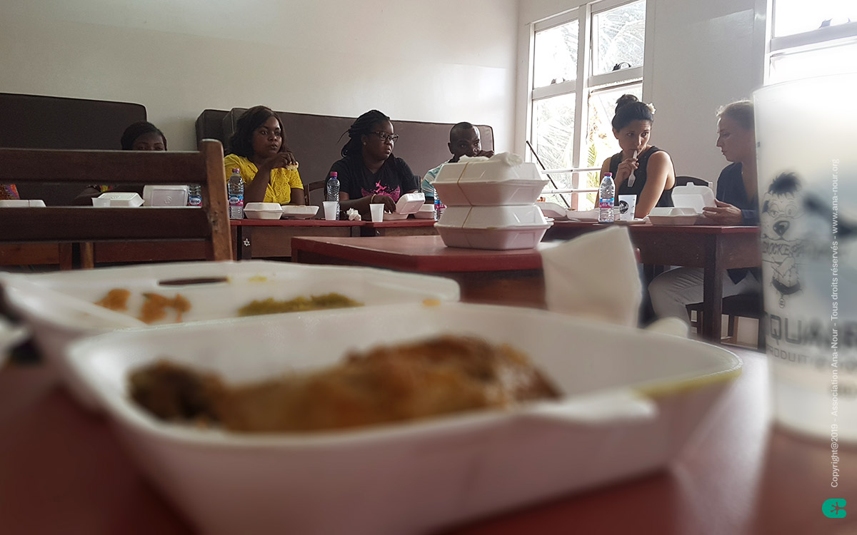 Pause repas de ce premier jour de formation Ana-Nour, il faut reprendre des forces.