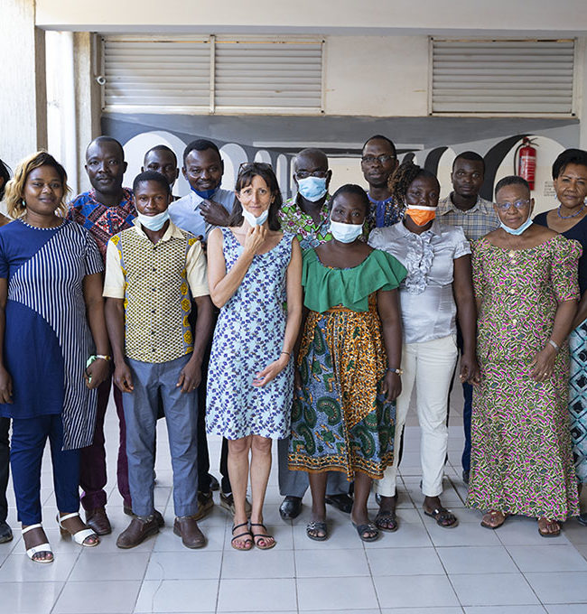 Formation Ana-Nour 2021 au Togo, Juliette Galmiche encadre un groupe d'enseignants de classe élémentaire