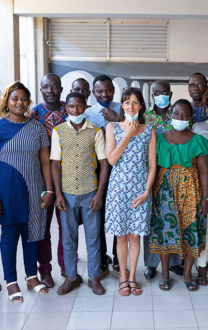 Formation Ana-Nour 2021 au Togo, Juliette Galmiche encadre un groupe d'enseignants de classe élémentaire