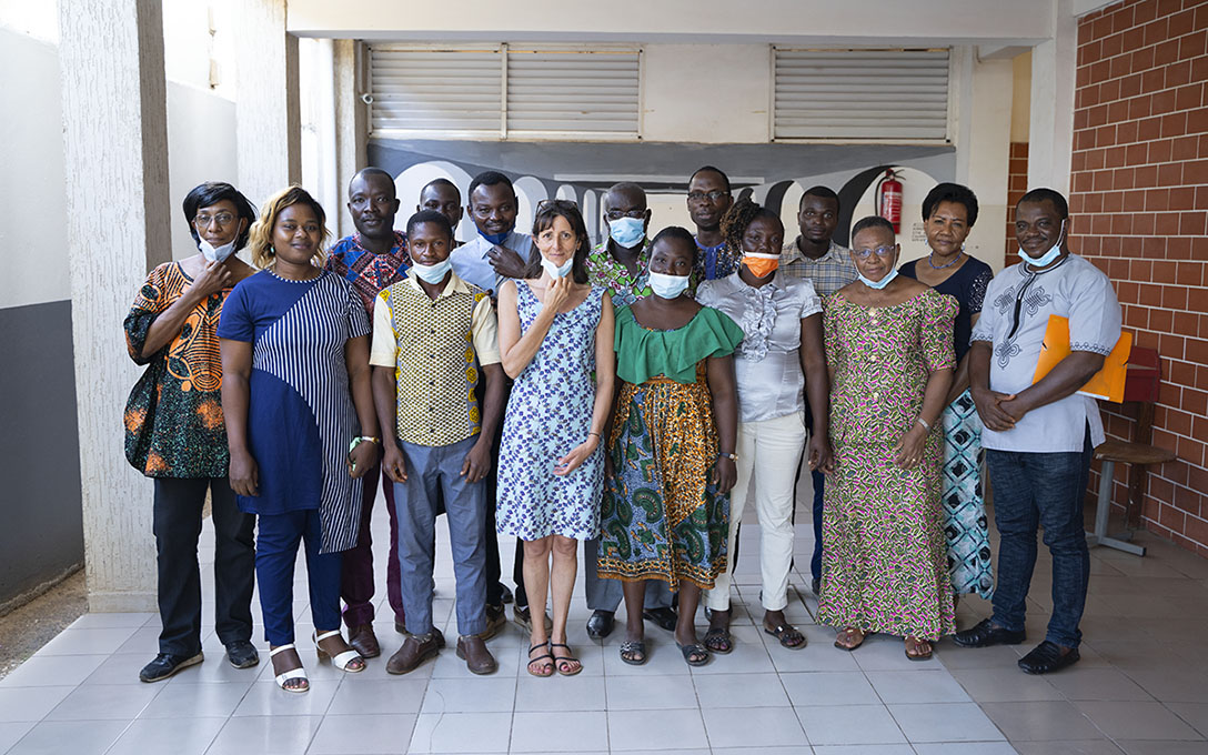 Formation Ana-Nour 2021 au Togo, Juliette Galmiche encadre un groupe d'enseignants de classe élémentaire