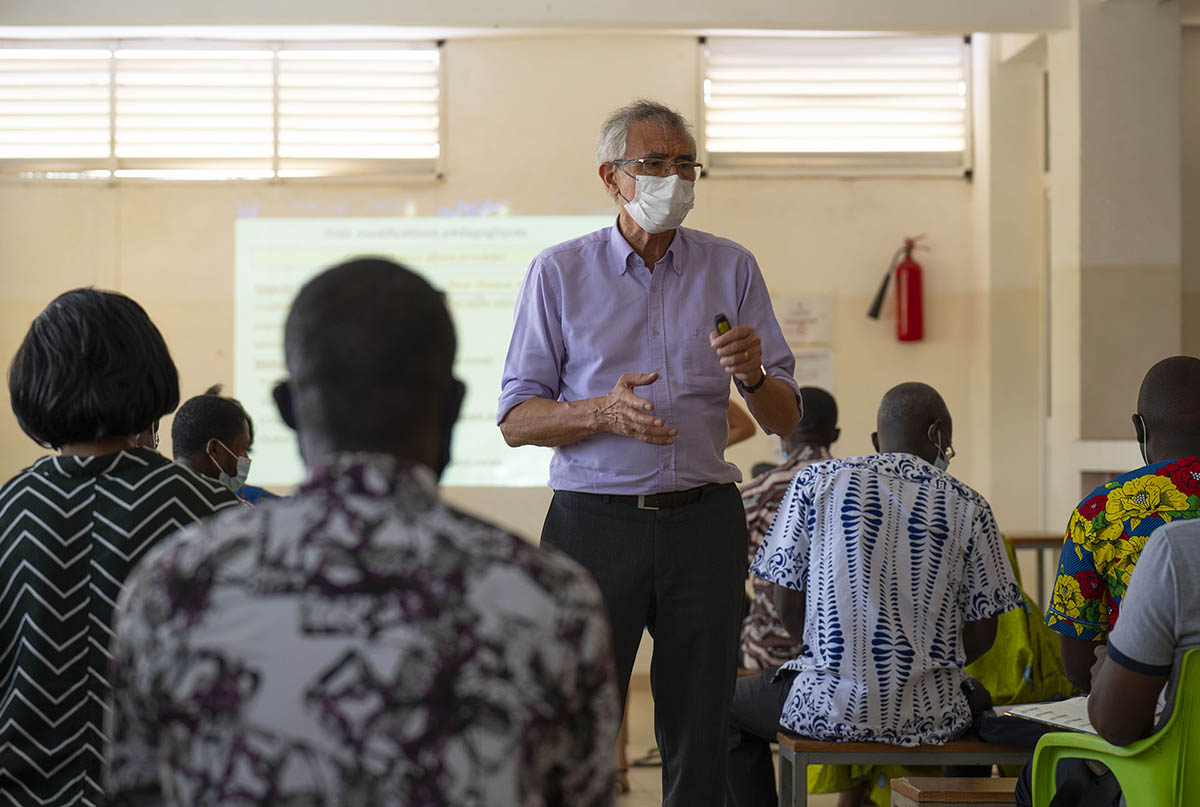 Jean-Luc Berthier au milieu des enseignants togolais : le plaisir de partager les fondamentaux de la Neuroéducation.