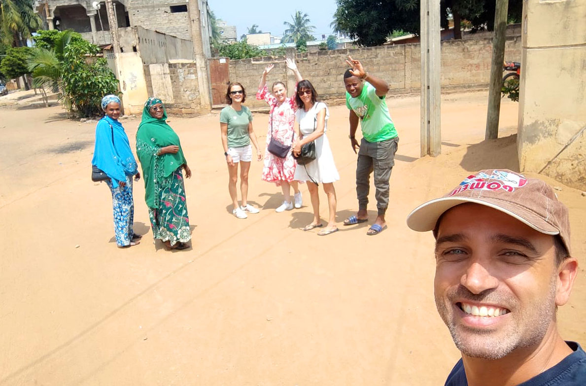 L'équipe de formateurs Ana-Nour arrive dans les rues de Lomé