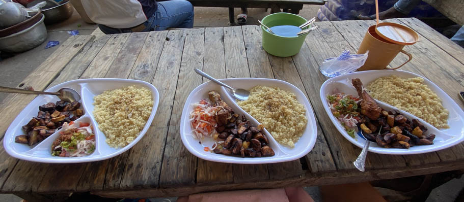 Plats d’attiéké et allocos. Bon appétit !