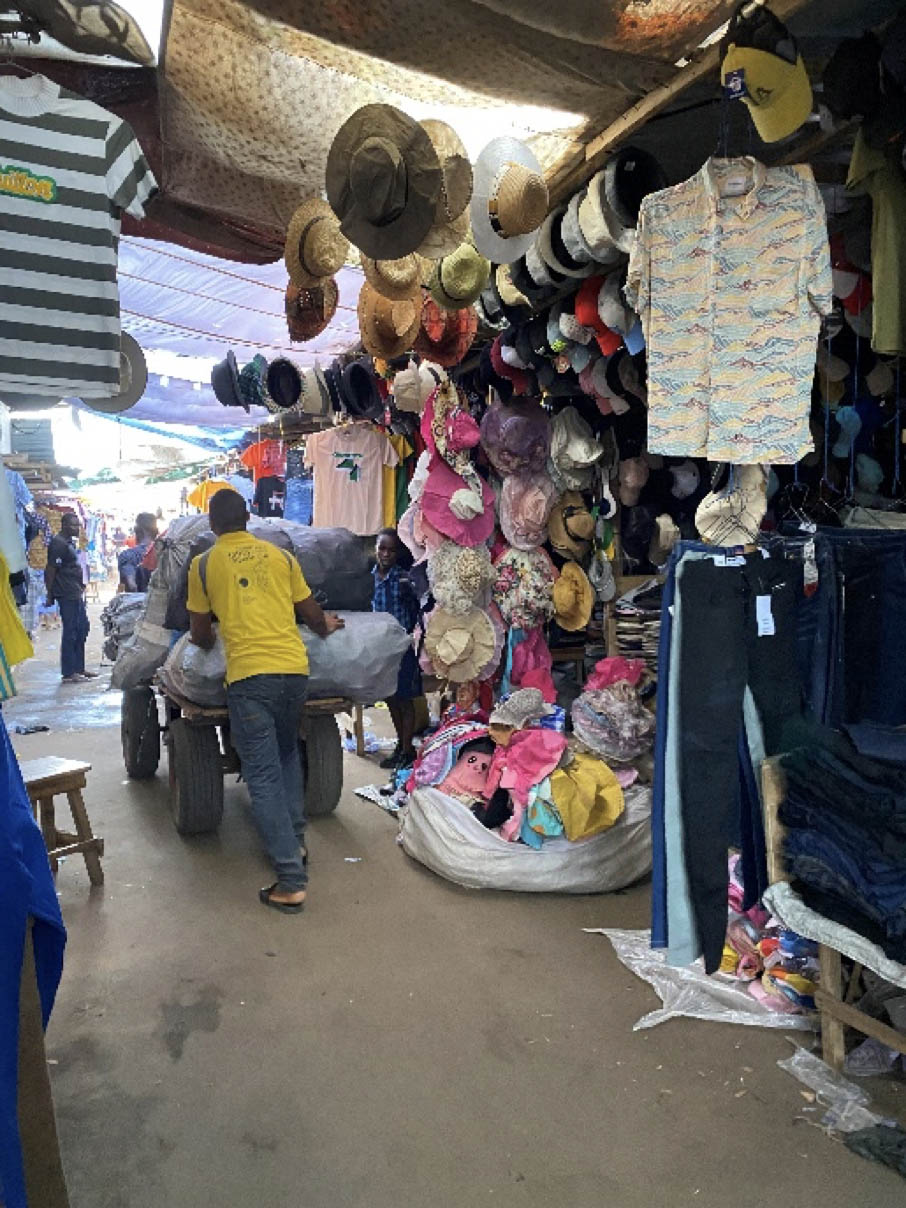 Stands de fripes et de produits alimentaires à Hedrzanawoé