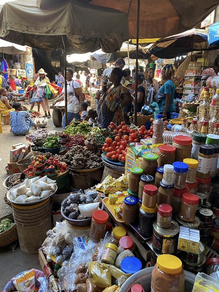 Stands de fripes et de produits alimentaires à Hedrzanawoé