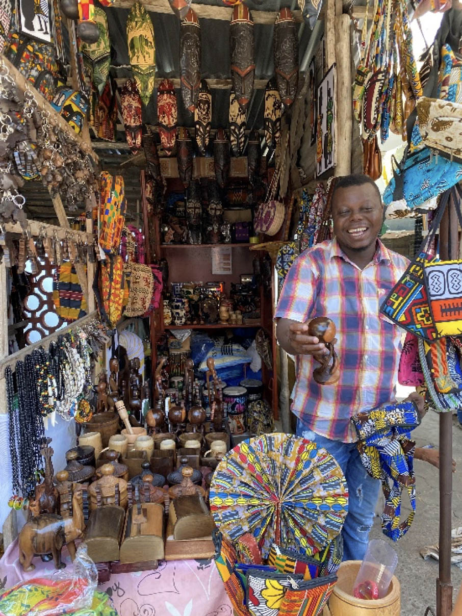 Vendeur de souvenirs du marché artisanal