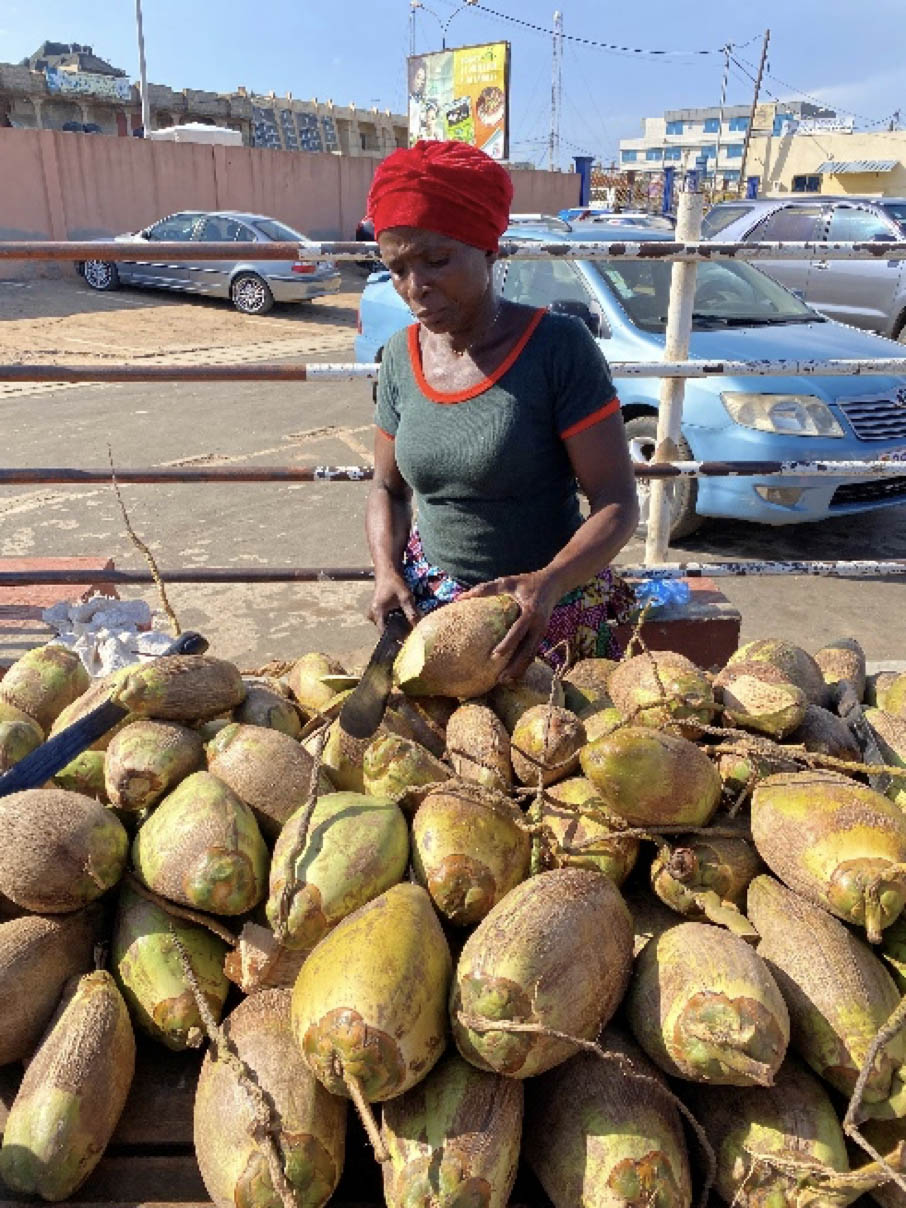 Vendeuse d’eau de coco, bue à même la noix