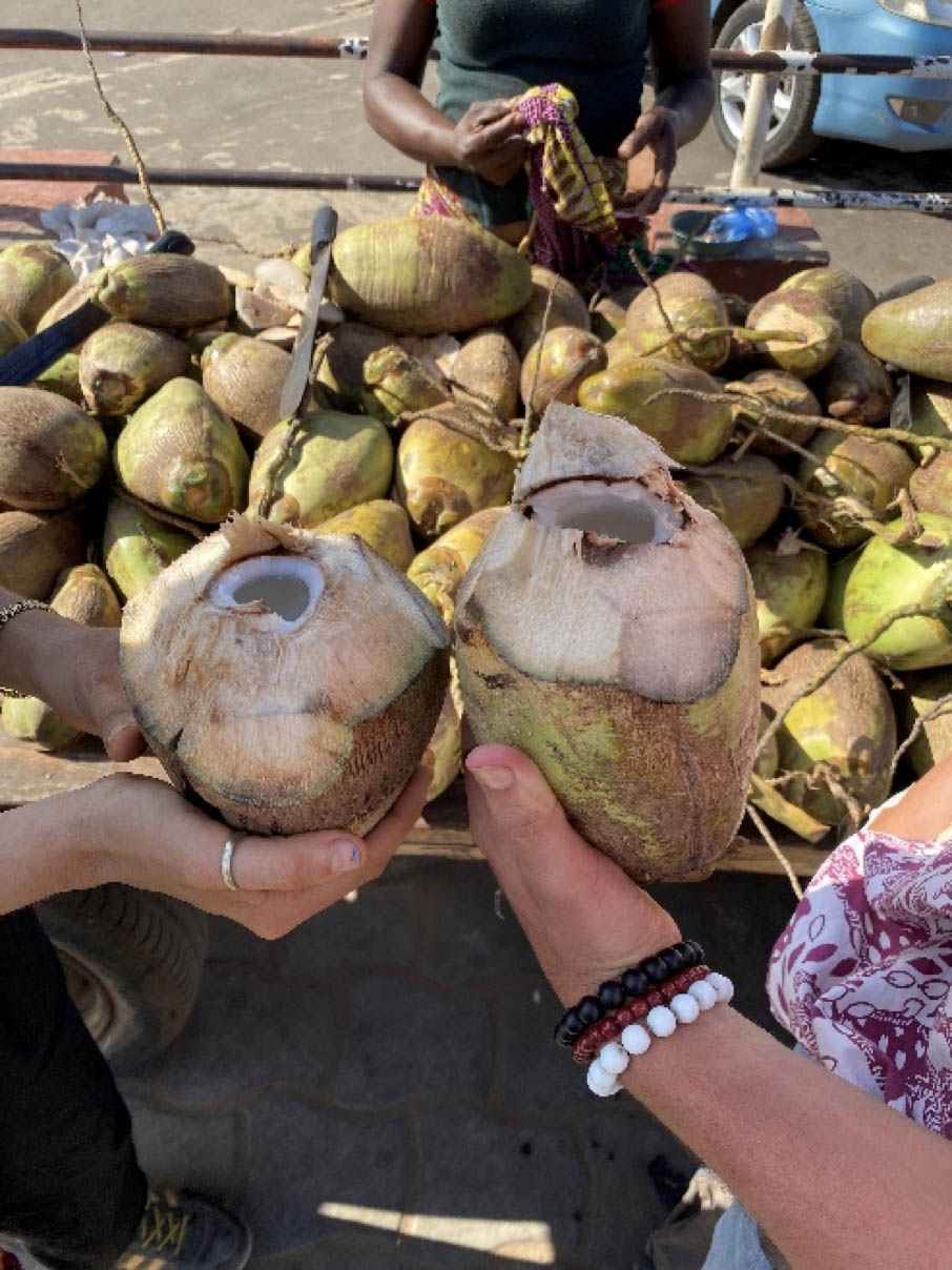 Vendeuse d’eau de coco, bue à même la noix