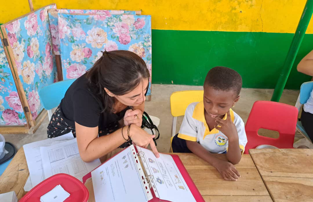 Mailys (service civique Ana-Nour Togo) lors des évaluations en maternelle moyenne section.