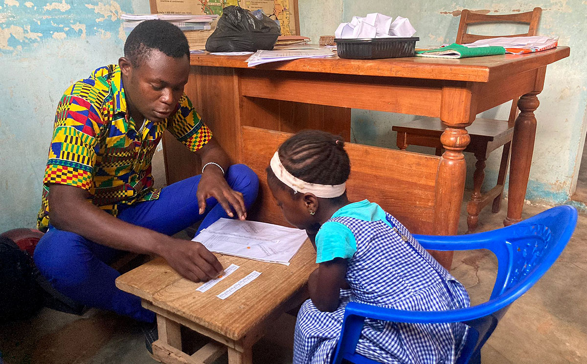 Un orthophoniste togolais participant à l'évaluation Ana-Nour dans une école maternelle à Lomé.