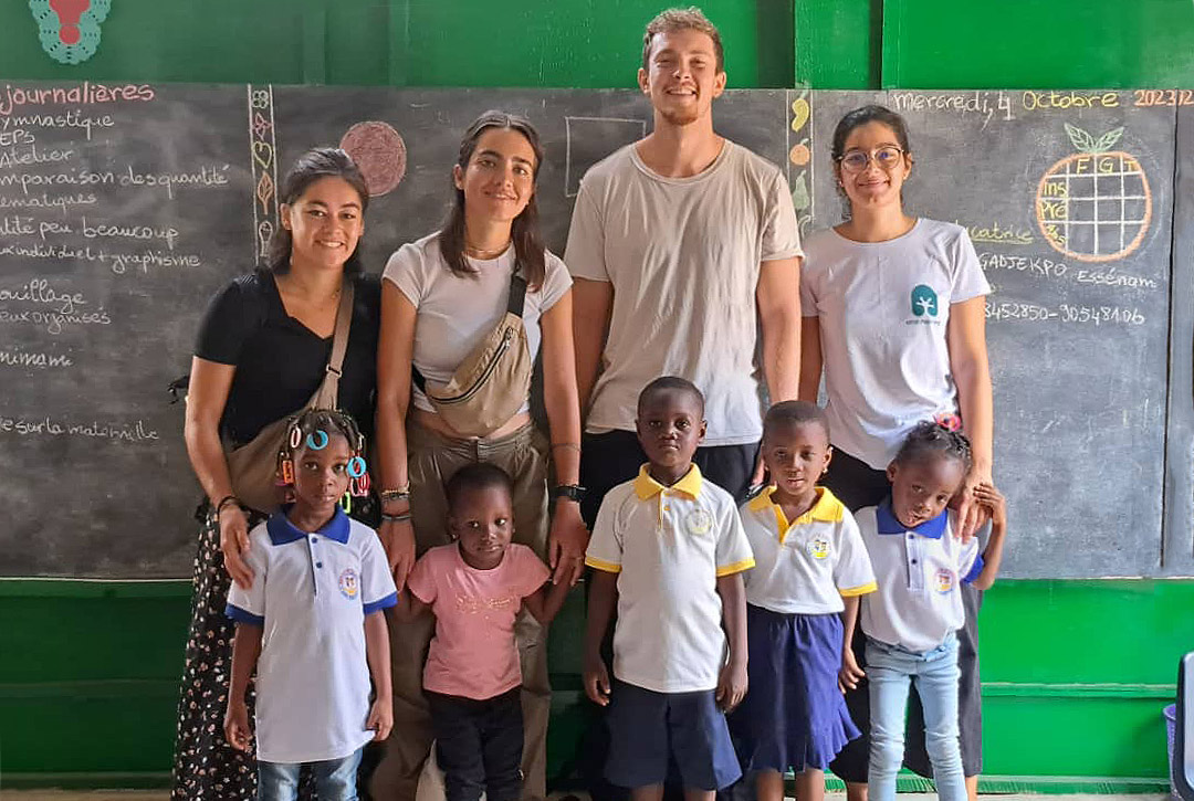 Dans les écoles de Lomé, l'évaluation togolaise est entre de bonnes mains : Mailys, Chloé, Noé et Inès.