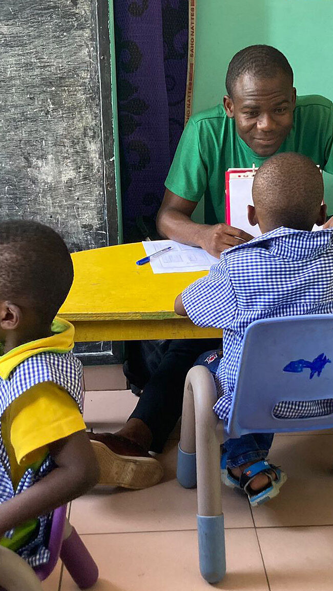 Orthophoniste togolais faisant passer les évaluation dans le cadre de l'accompagnement Ana-Nour au Togo.