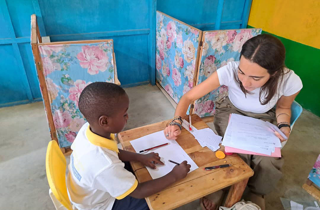 Chloé (service civique Ana-Nour Togo) lors des évaluations en maternelle moyenne section.