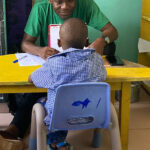 Orthophoniste togolais faisant passer les évaluation dans le cadre de l'accompagnement Ana-Nour au Togo.