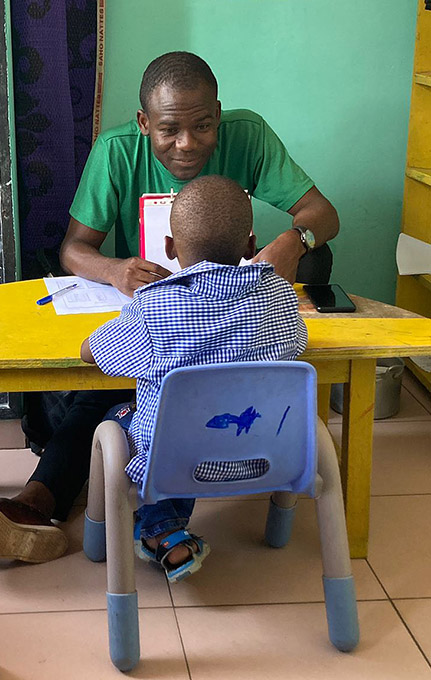 Orthophoniste togolais faisant passer les évaluation dans le cadre de l'accompagnement Ana-Nour au Togo.