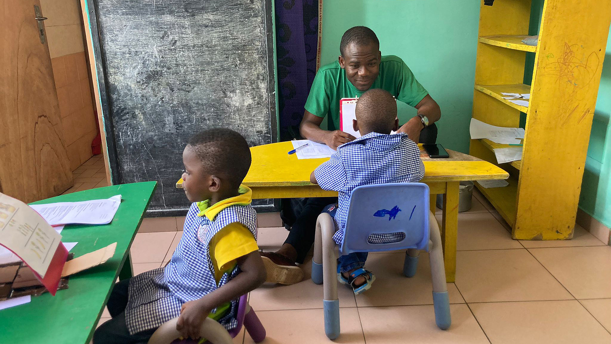 Orthophoniste togolais faisant passer les évaluation dans le cadre de l'accompagnement Ana-Nour au Togo.